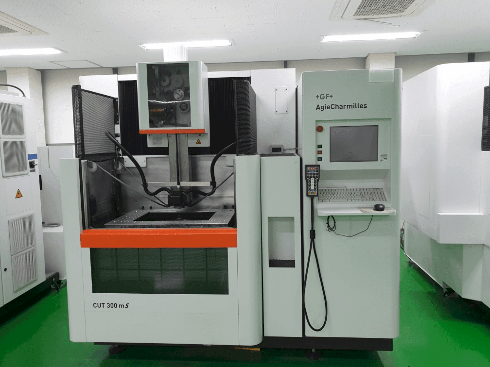 Koneen  AgieCharmilles CUT 300MS etunäkymä