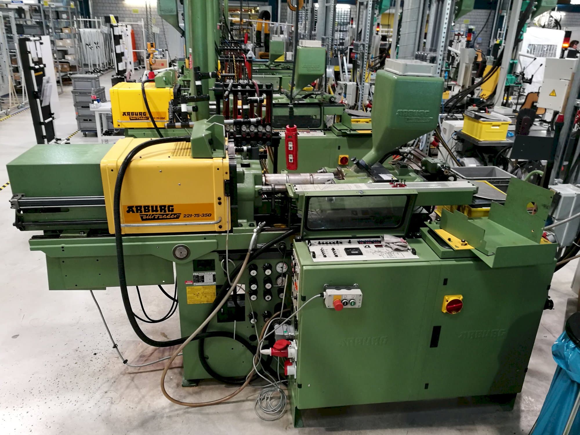 Koneen  Arburg oikean sivun näkymä Allrounder 221-75-350