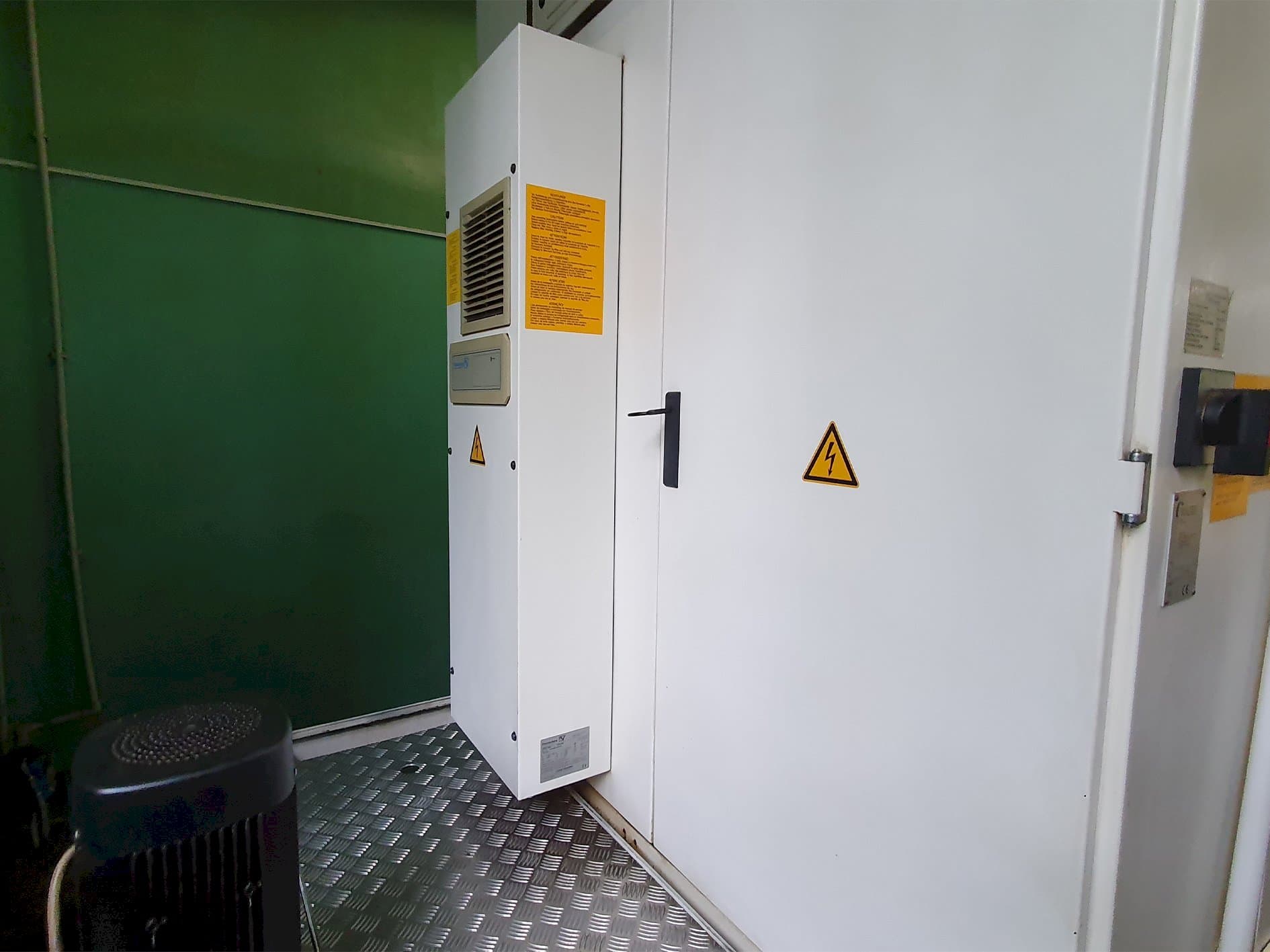 Koneen  Walter Helitronic Power takanäkymä