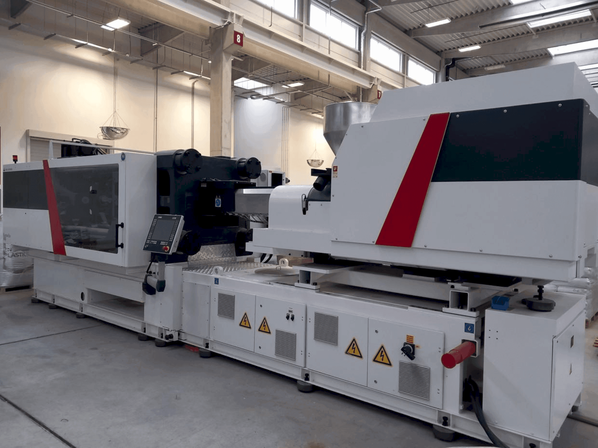 Koneen  Milacron Elektron Evo 450 etunäkymä