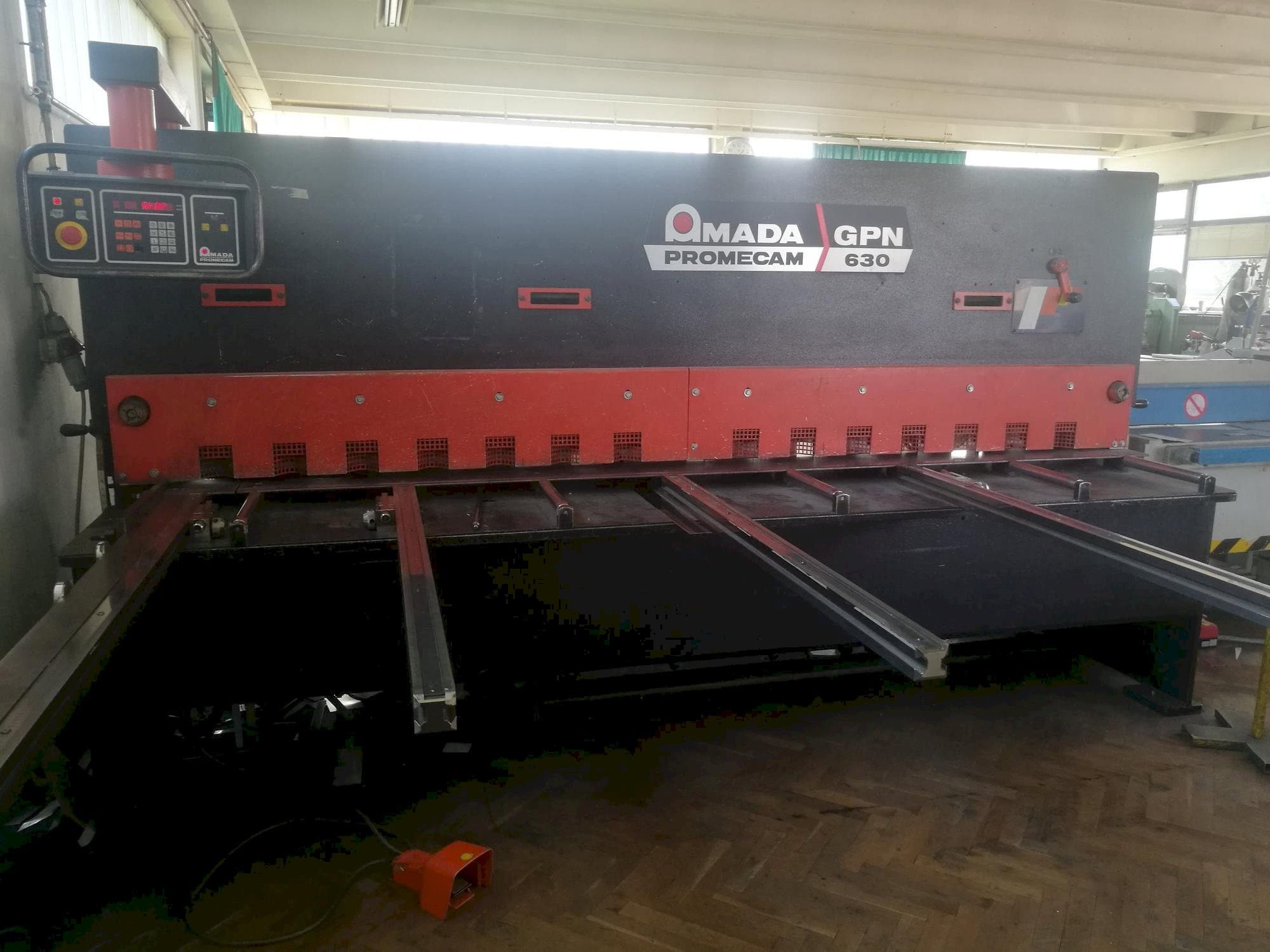 Koneen  AMADA Promecam GPN 630 etunäkymä