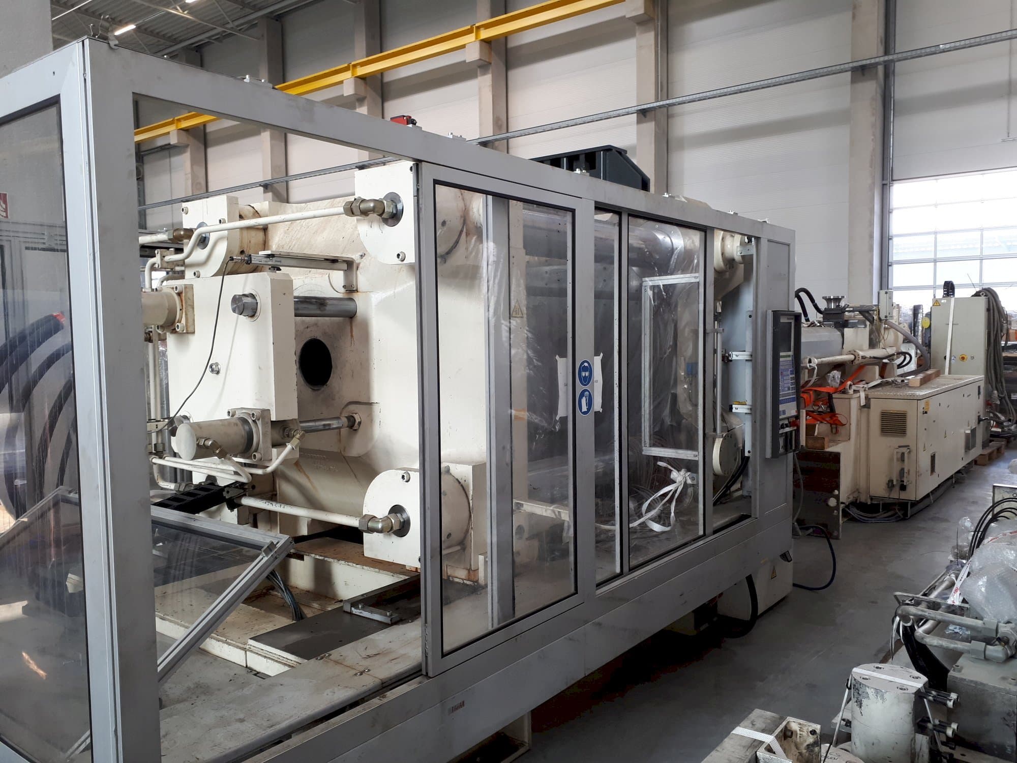 Koneen  Krauss Maffei 650-2700 C1 etunäkymä