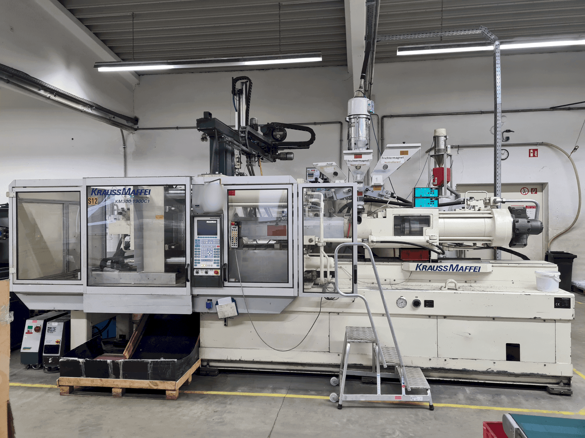 Koneen  Krauss Maffei 300-1900 C1 etunäkymä