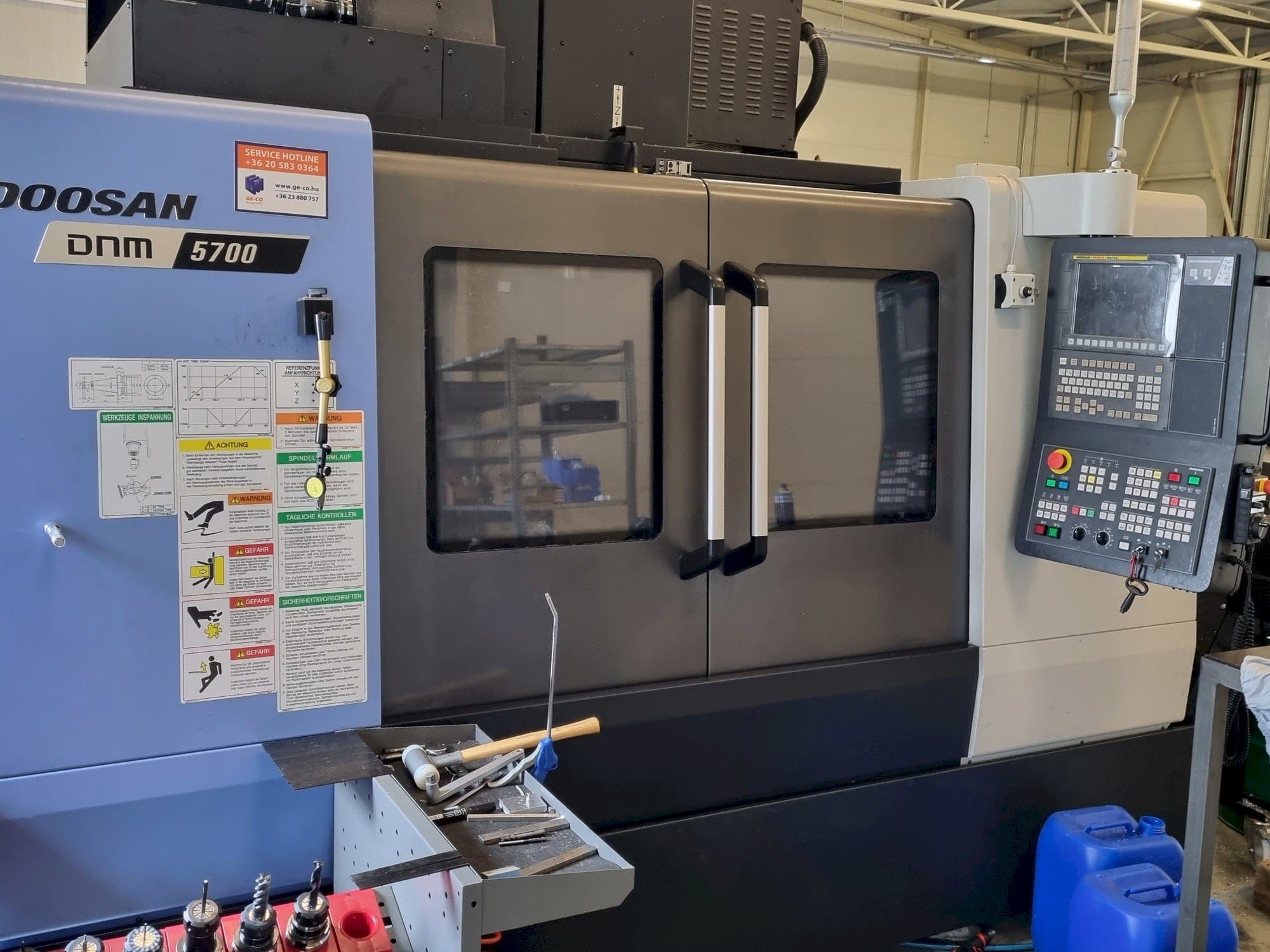 Koneen  DOOSAN DNM 5700 etunäkymä