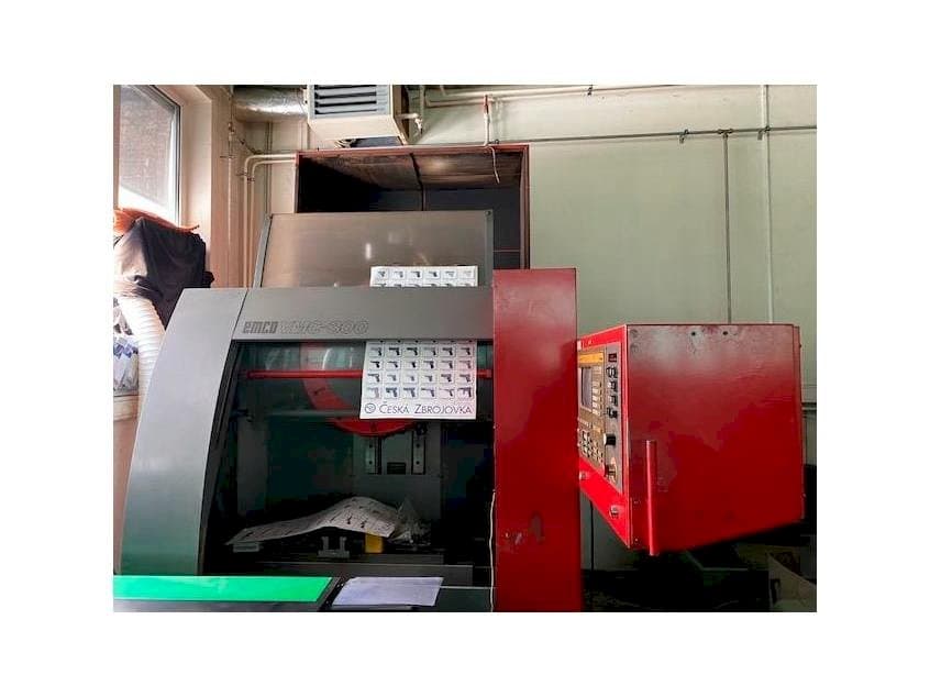 Koneen  EMCO VMC 300 etunäkymä