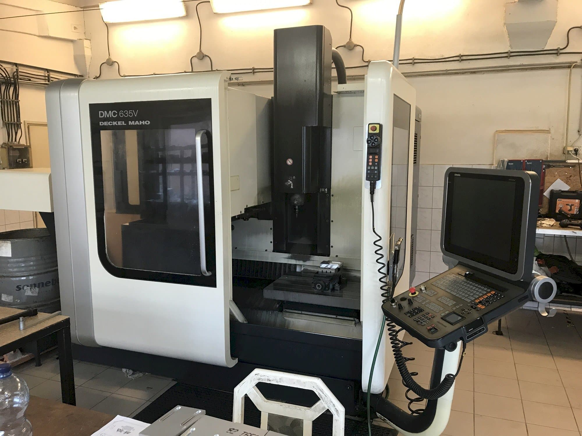 Koneen  DECKEL MAHO DMC 635V etunäkymä