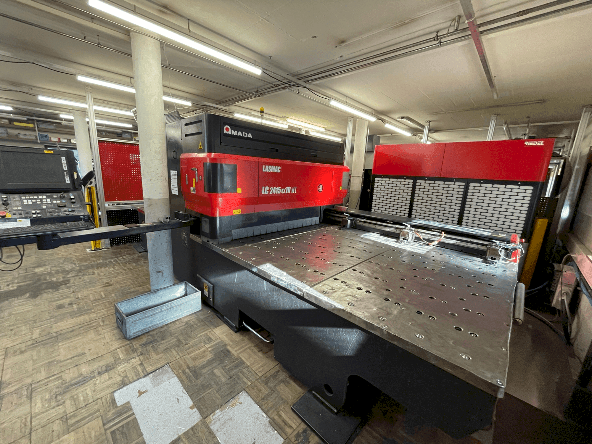 Koneen  AMADA LC 2415 α-IV NT etunäkymä