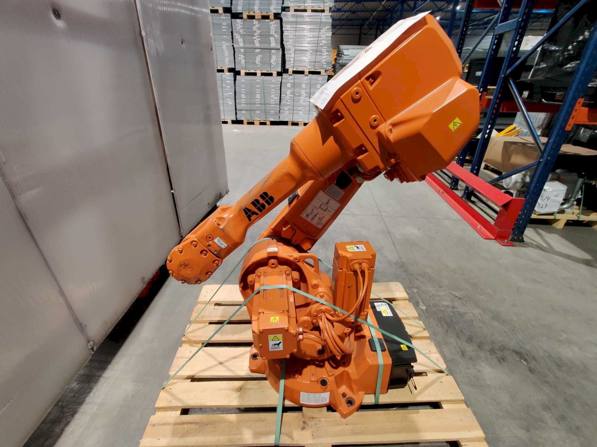 Koneen  ABB IRB 2600 M2004 etunäkymä