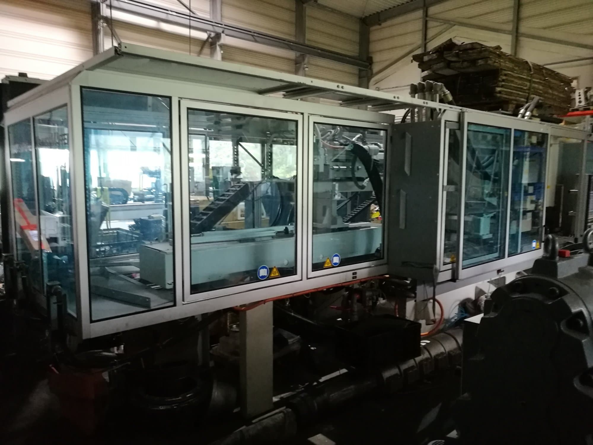 Koneen  Krauss Maffei etunäkymä 280-700-700 C3 Twin