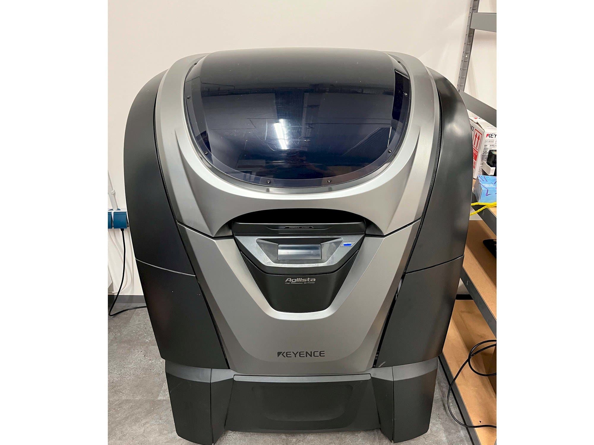 Koneen  KEYENCE Agilista 3200-w etunäkymä