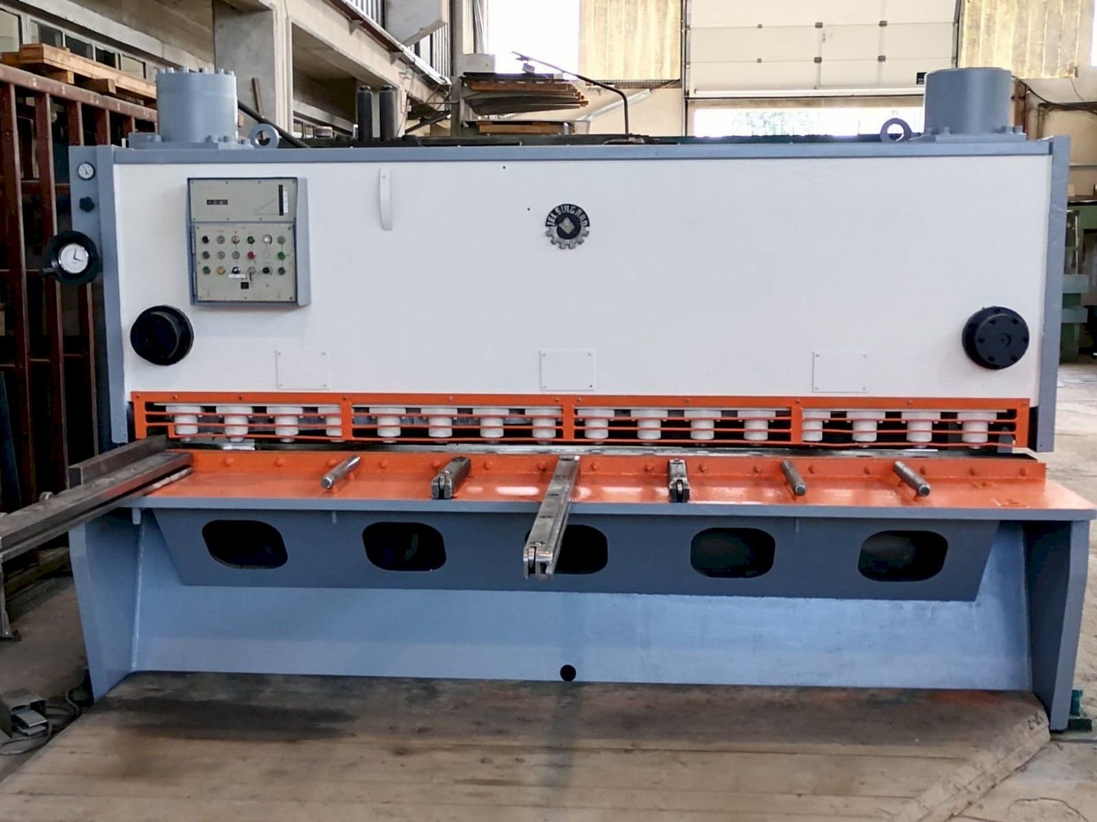 Koneen  Jelšingrad MVCS 3100/13 etunäkymä