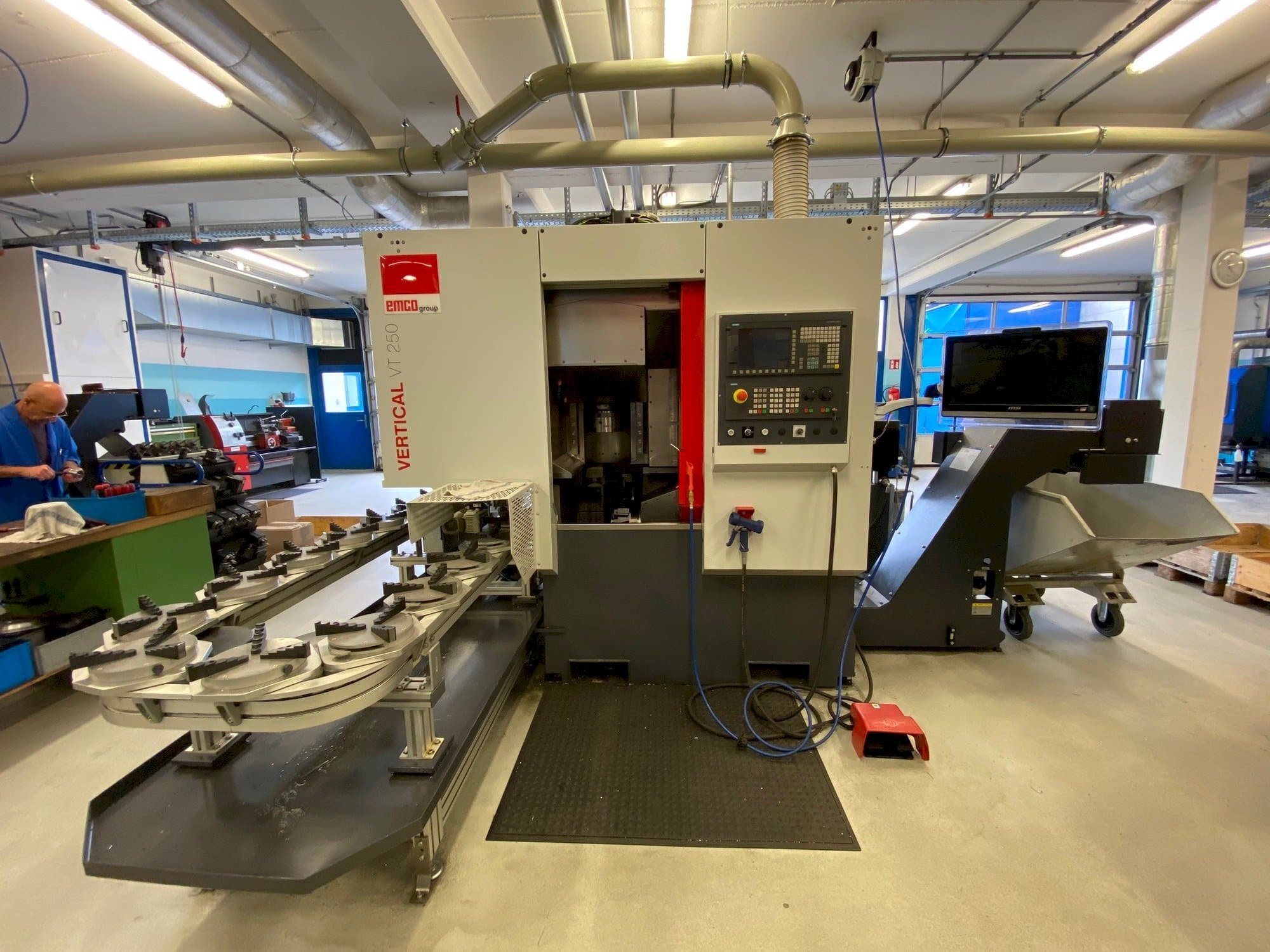 Koneen  EMCO VT250 etunäkymä