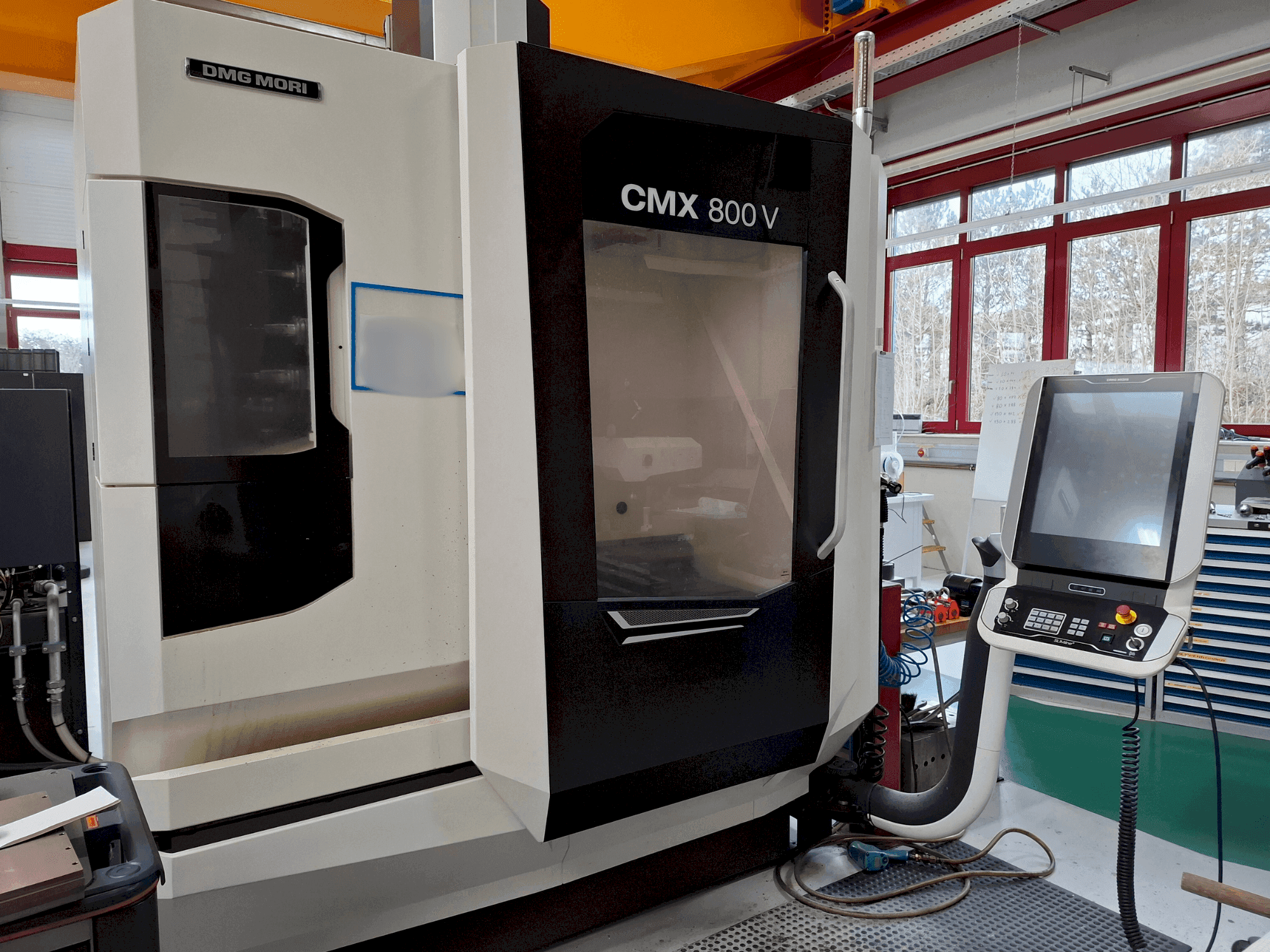 Koneen  DMG MORI CMX 800V etunäkymä