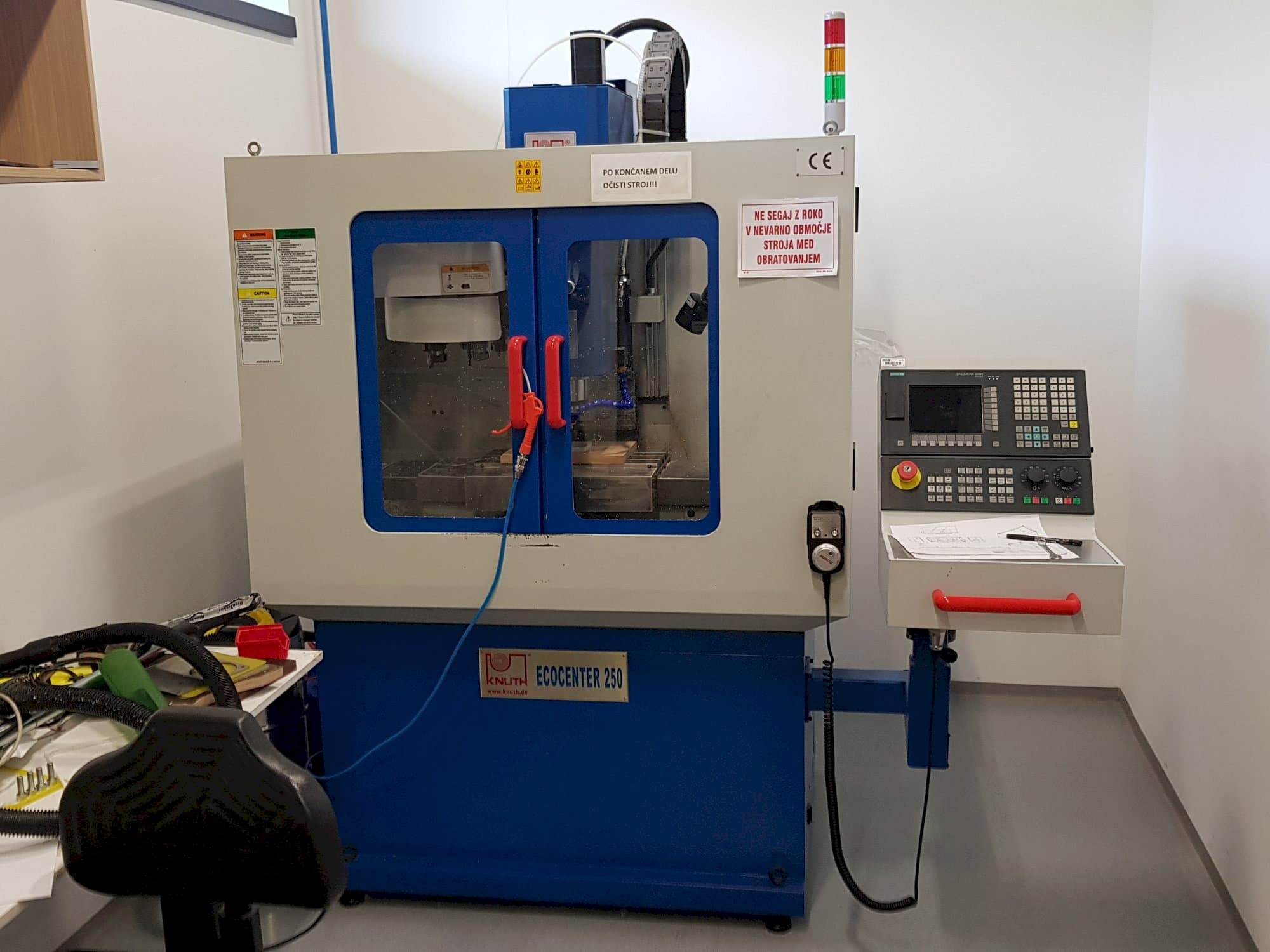 Koneen  KNUTH EcoCenter 250 etunäkymä