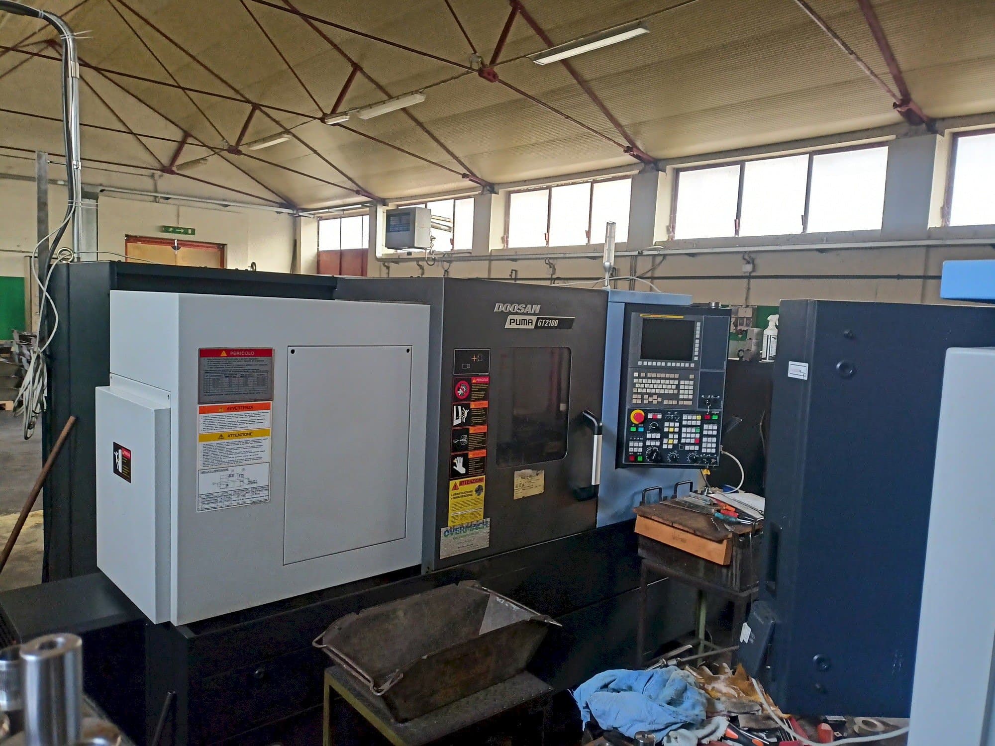 Koneen  DOOSAN Puma GT2100 etunäkymä