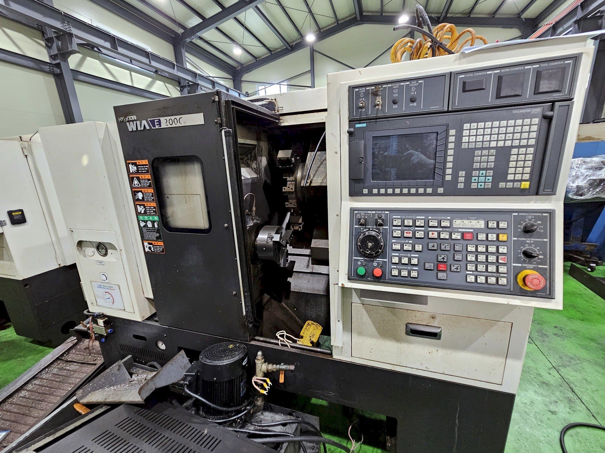 Koneen  Hyundai Wia E200C etunäkymä