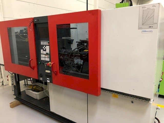 Koneen  FERROMATIK MILACRON K40 D-E vasemman sivun näkymä