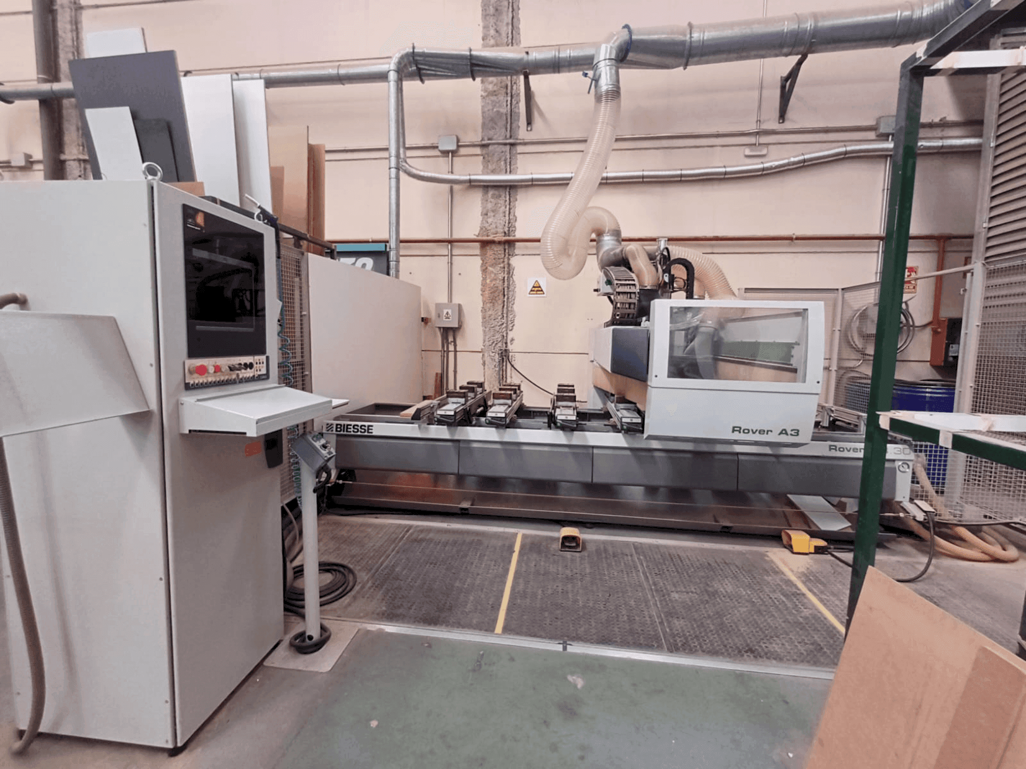 Koneen  BIESSE OVER A 330 K3 S etunäkymä