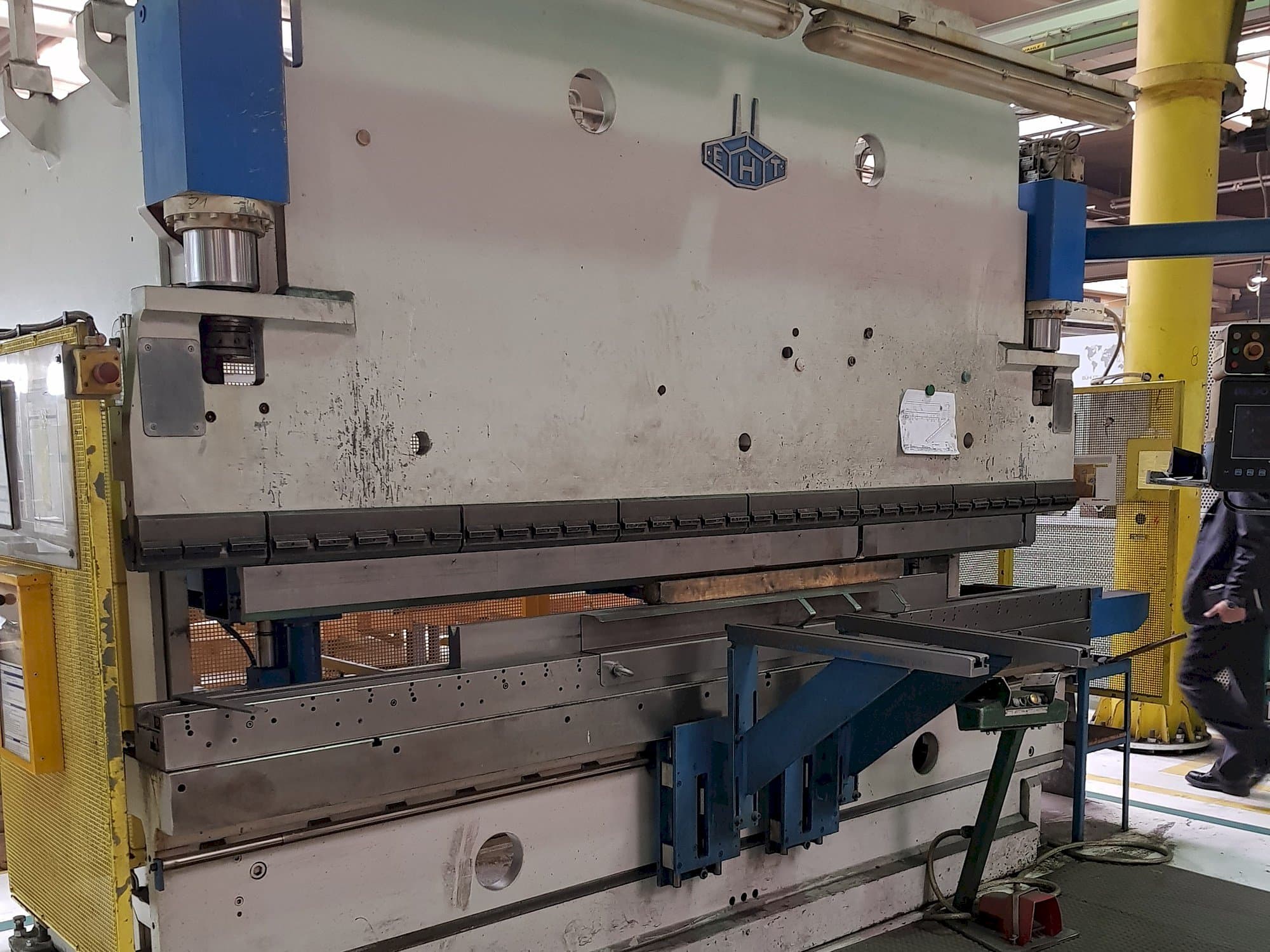 Koneen  EHT EHPS 11-35 vasemman sivun näkymä