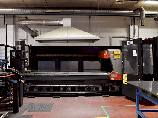 Koneen  AMADA FO-3015 etunäkymä