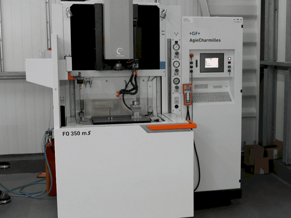 Koneen  AgieCharmilles FO350MS etunäkymä