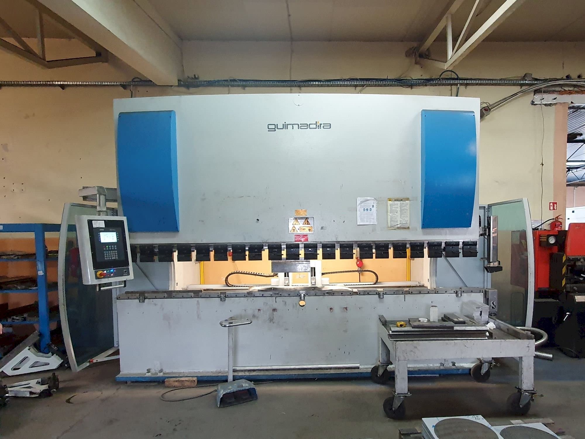 Koneen  ADIRA PMO-16040PLS etunäkymä