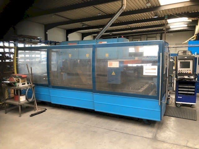 Koneen  Prima Industrie Platino 1530 etunäkymä