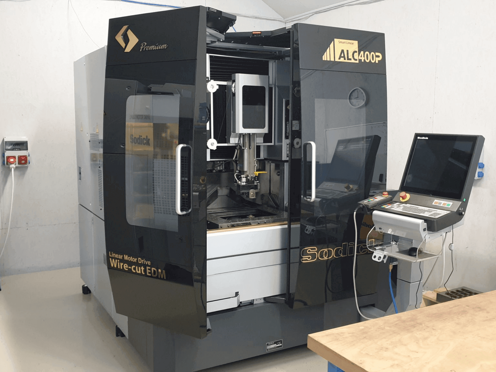 Koneen  Sodick SODICK ALC400P etunäkymä