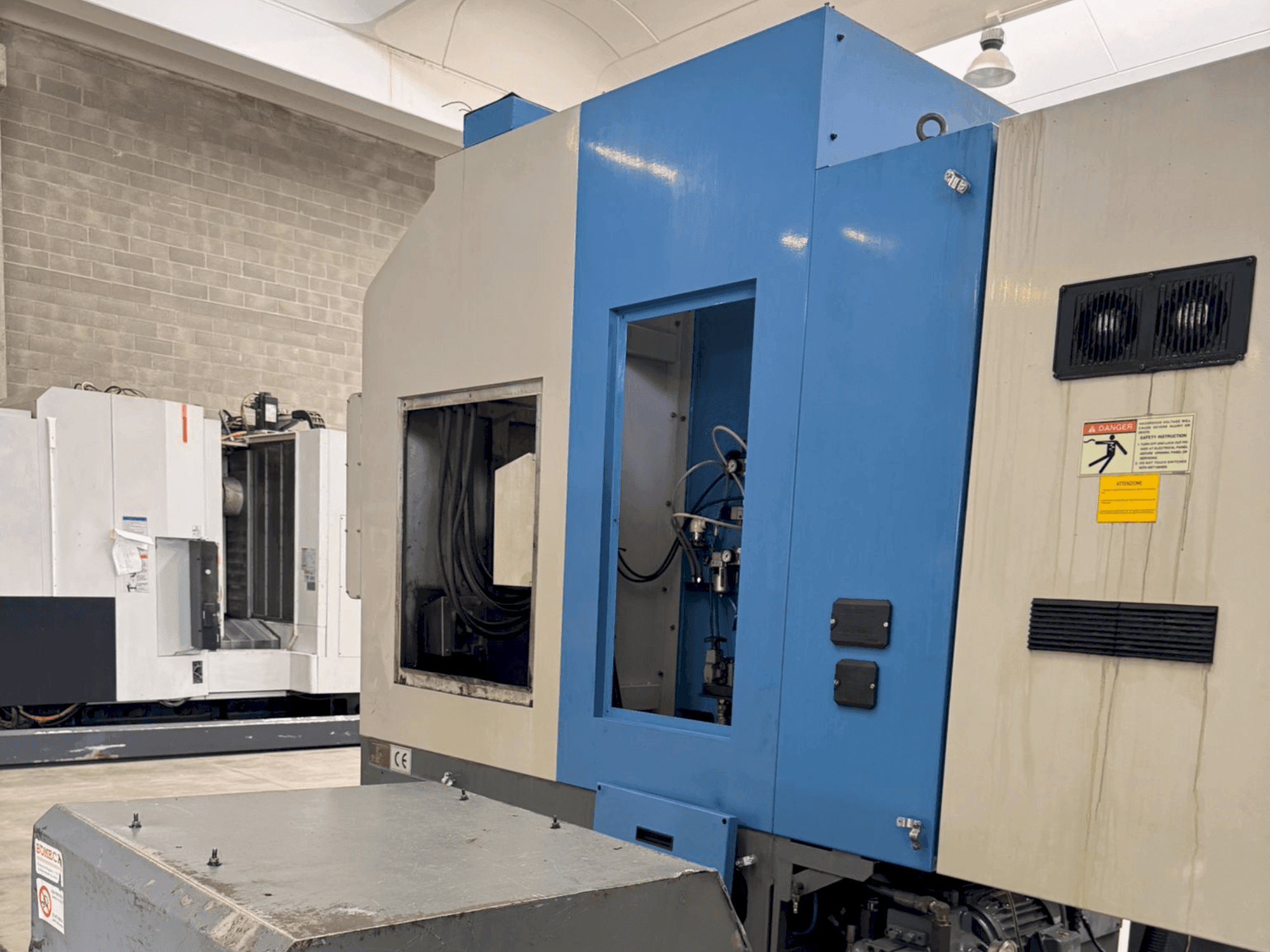 Koneen  HYUNDAI KIA Hyundai HiT V5R etunäkymä