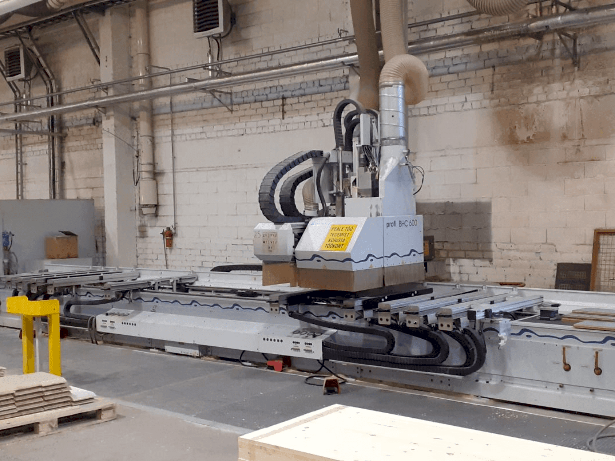 Koneen  Weeke Profi BHC 600 etunäkymä