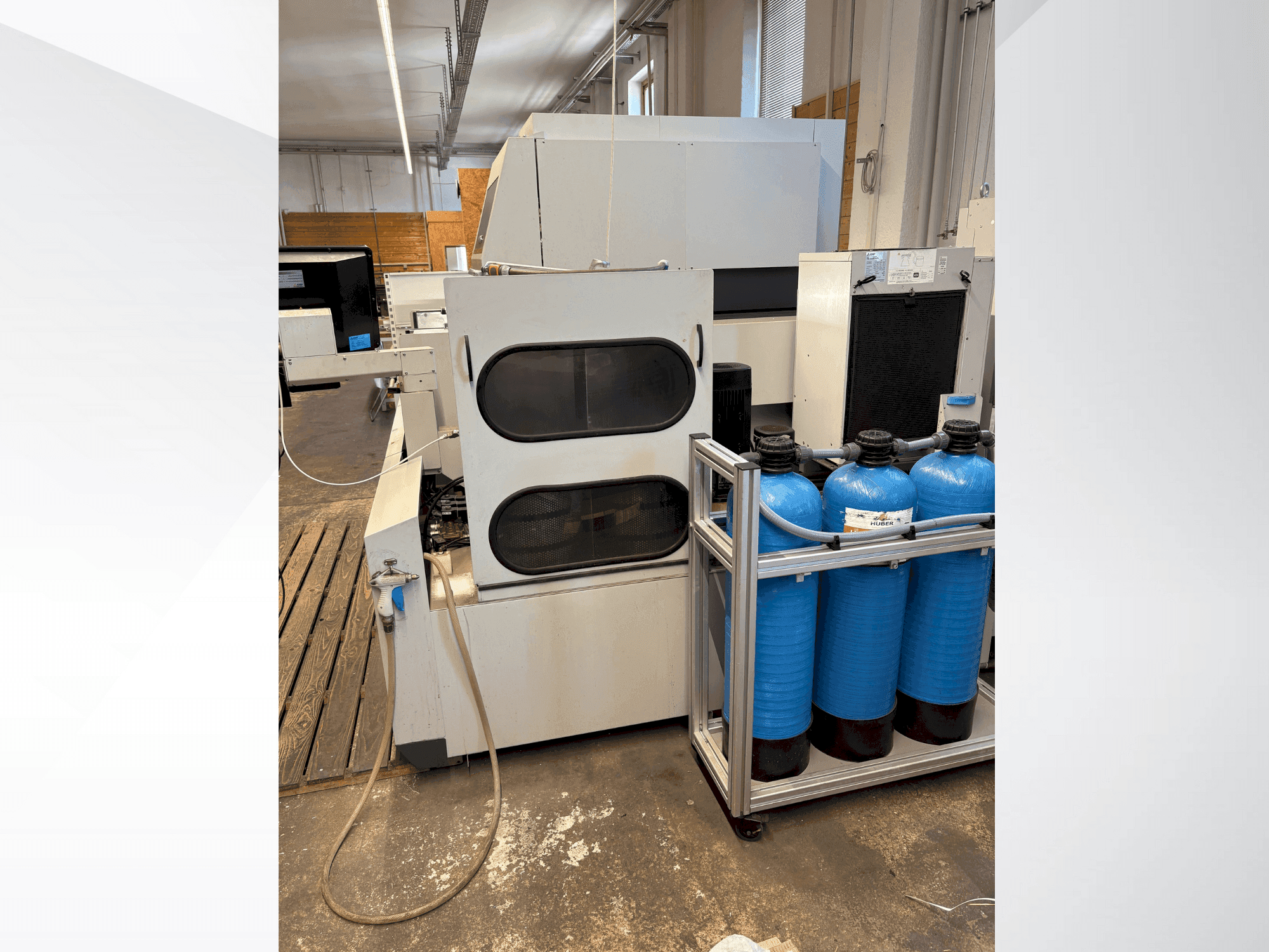 Koneen  Mitsubishi MV2400S etunäkymä