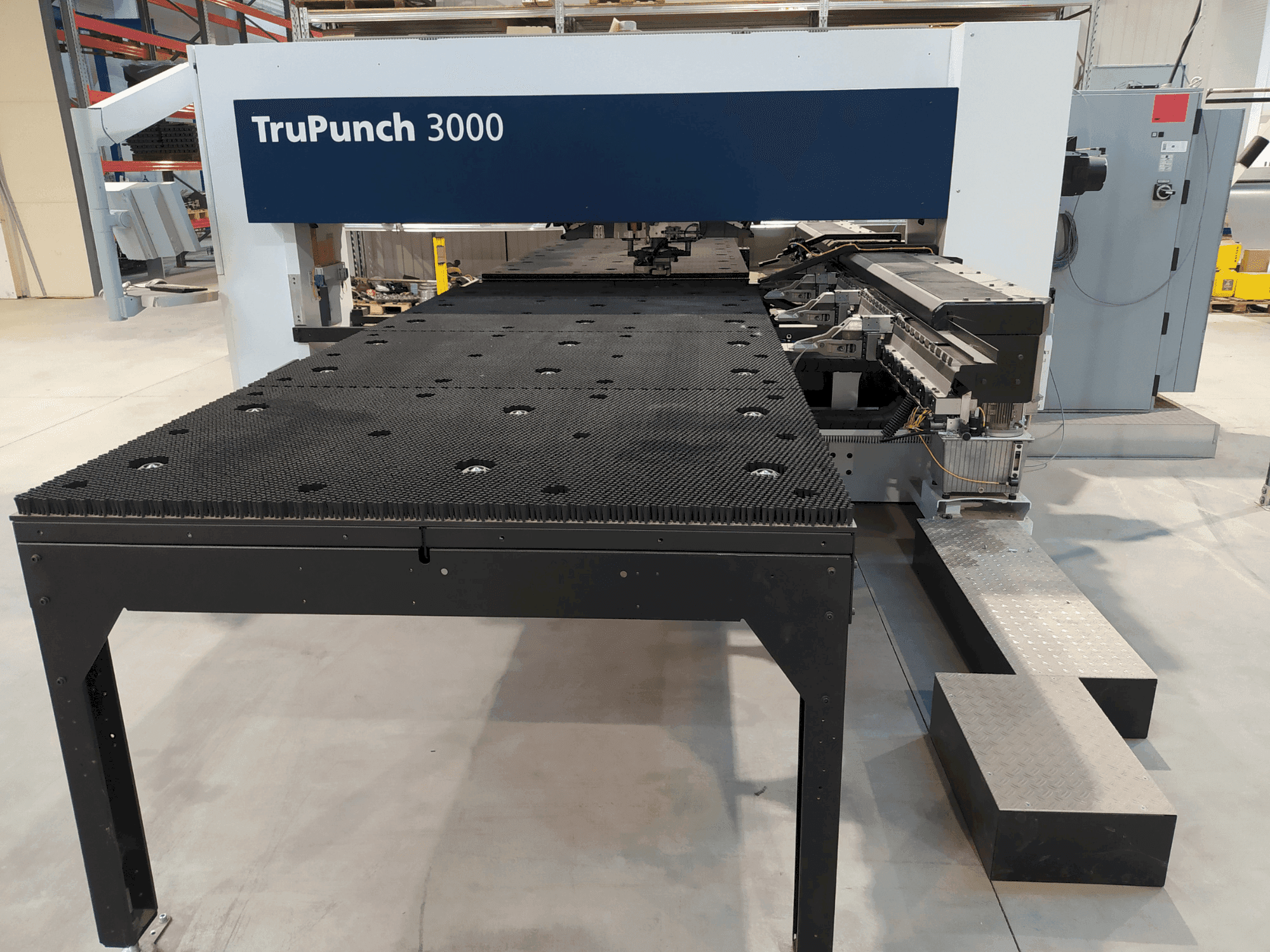 Koneen  TRUMPF TruPunch 3000 etunäkymä