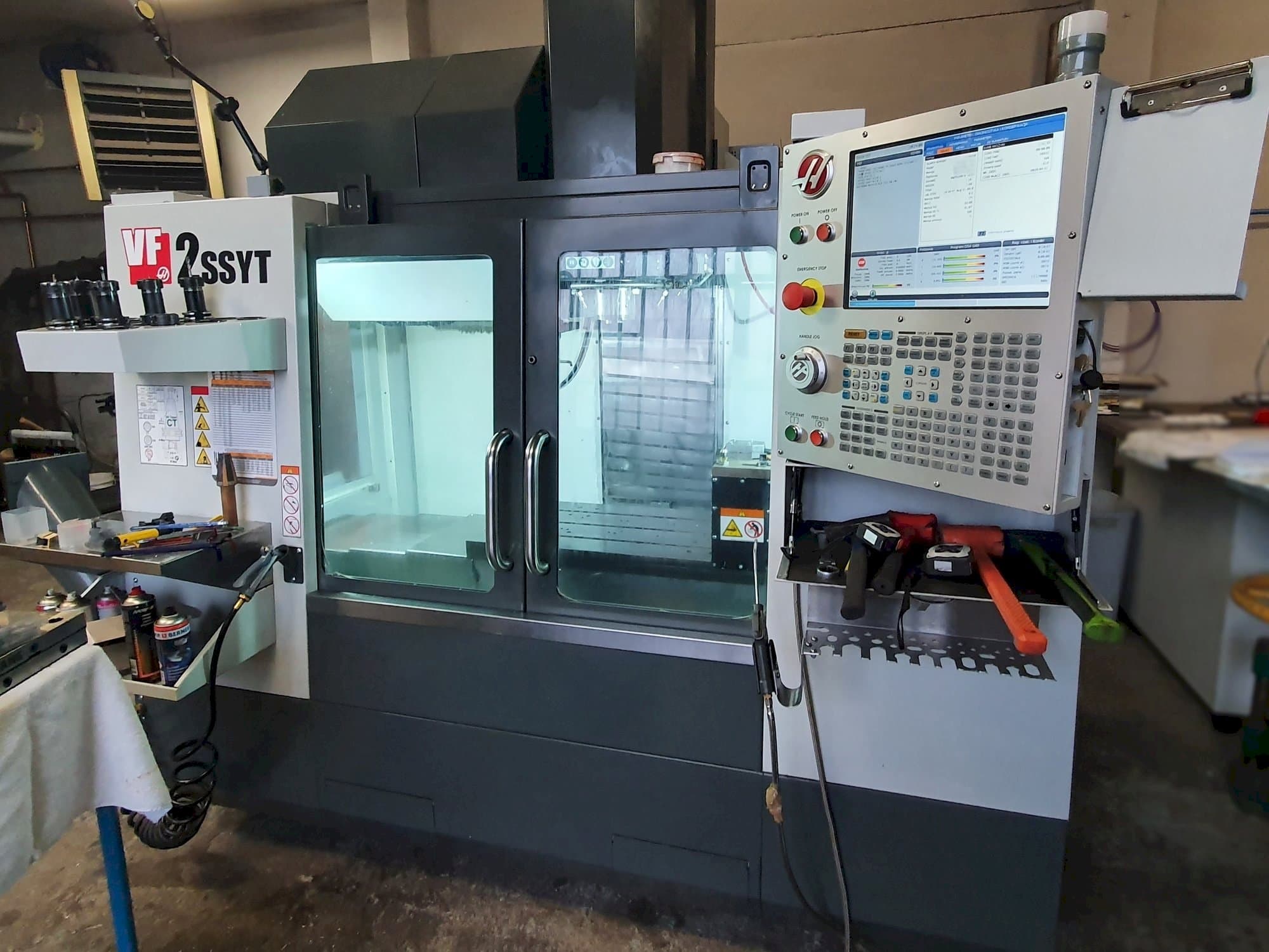 Koneen  HAAS VF-2SSYT etunäkymä