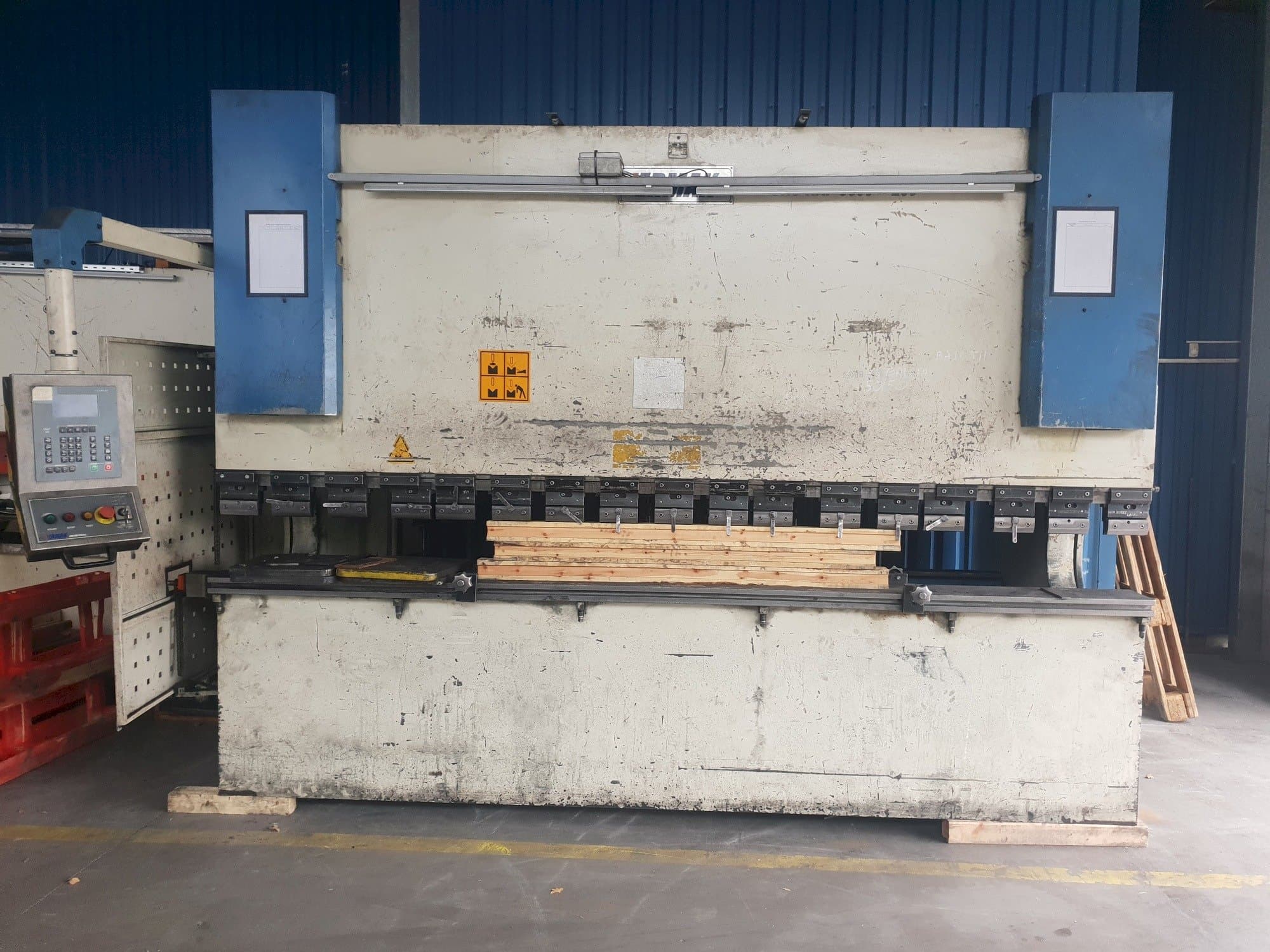 Koneen  ERMAK CNCHAP 3600x200 etunäkymä