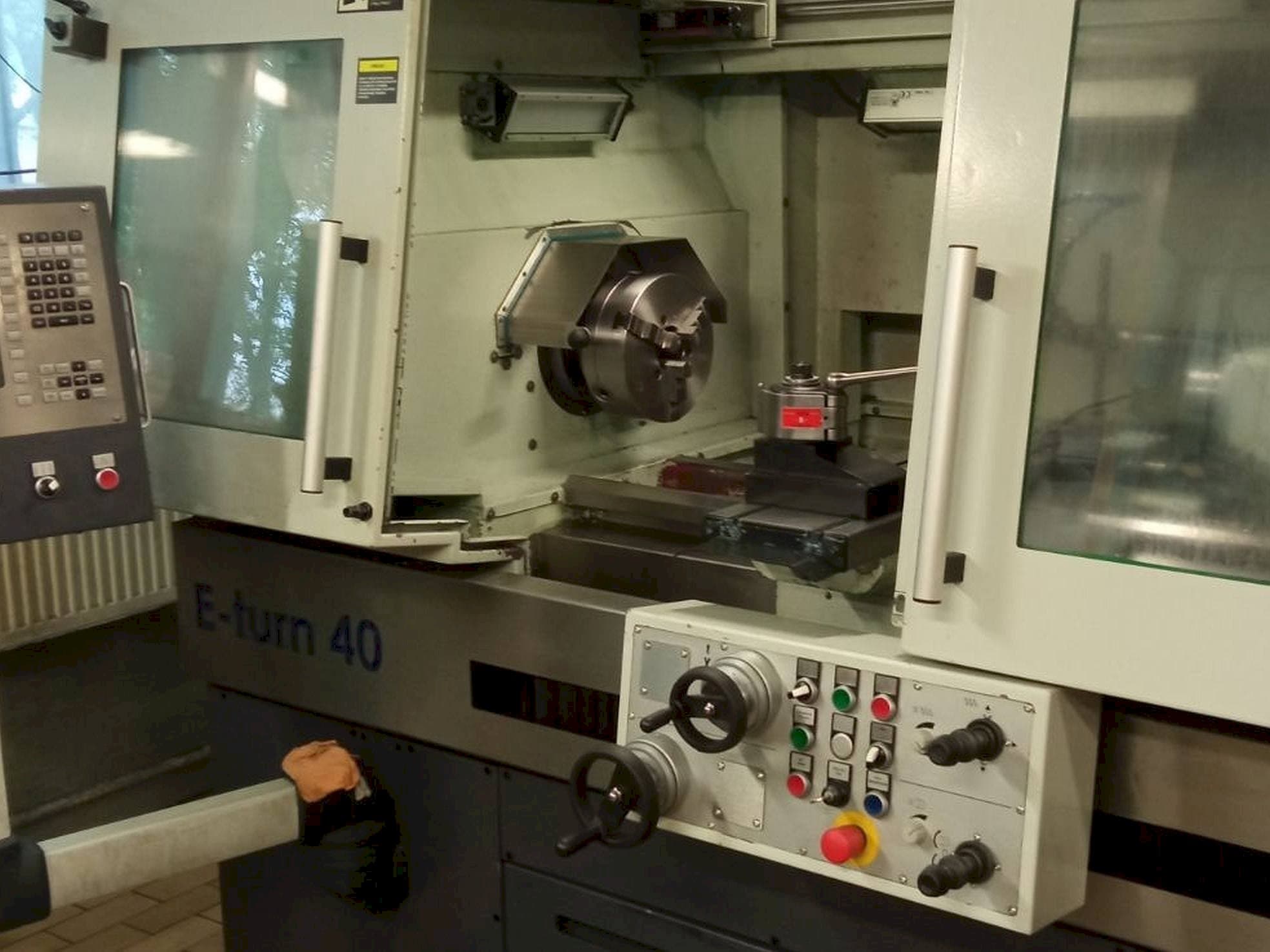 Koneen  Avia									 E-turn 40 etunäkymä