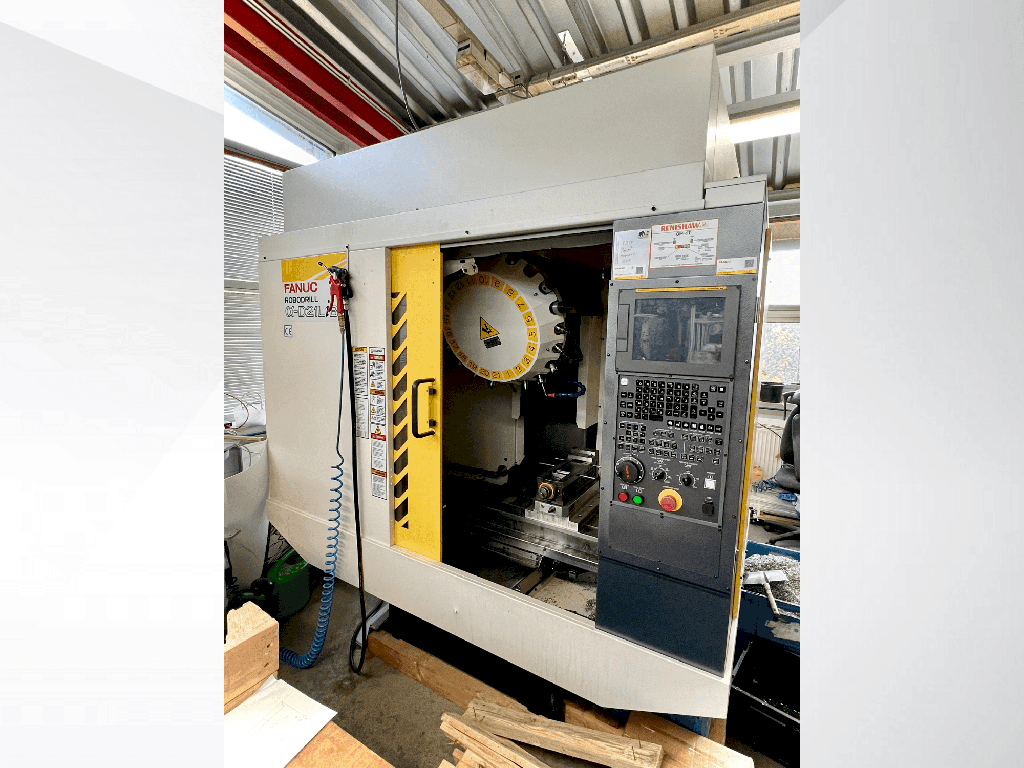Koneen  FANUC ROBODRILL α-D21LiB5 etunäkymä