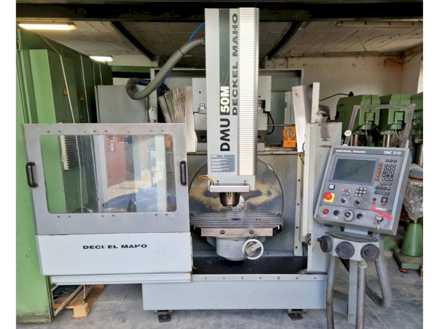 Koneen  DECKEL MAHO DMU 50M etunäkymä
