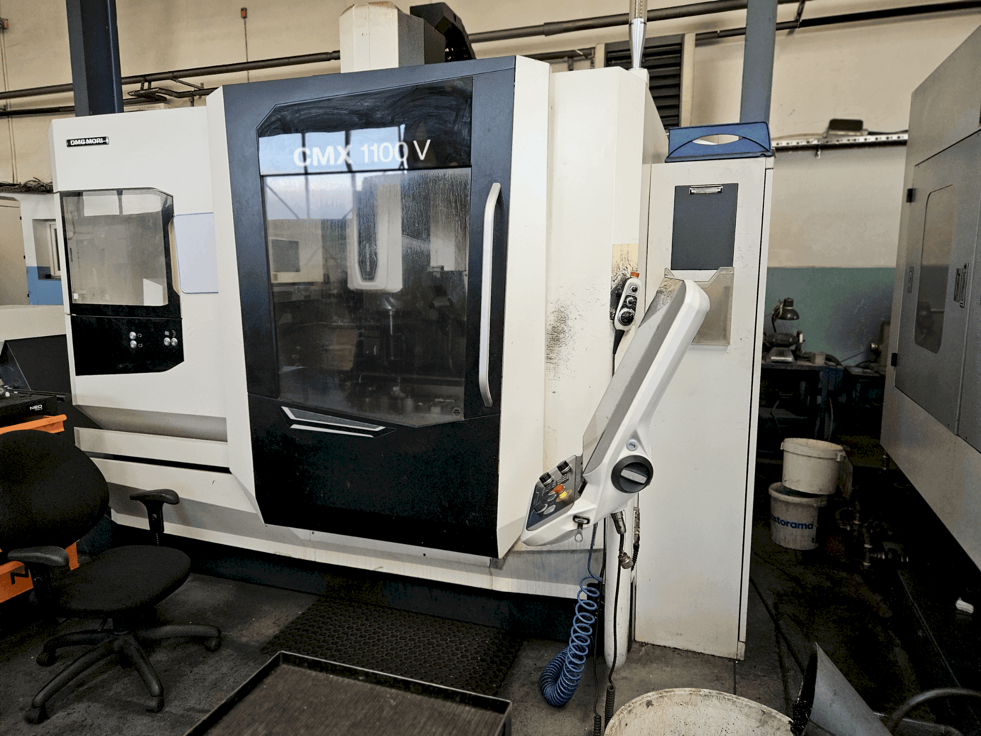 Koneen  DMG CMX 1100V etunäkymä