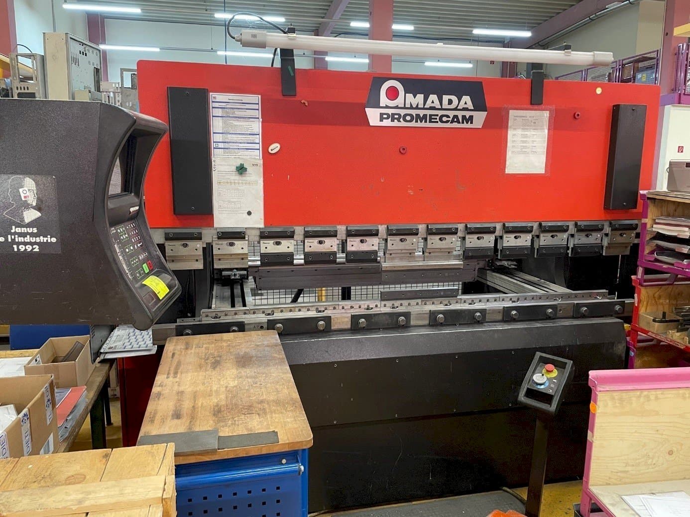 Koneen  AMADA APX 80-25 etunäkymä