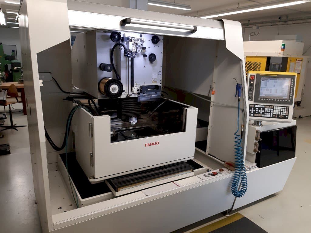 Koneen  FANUC Robocut Alpha-1iD etunäkymä