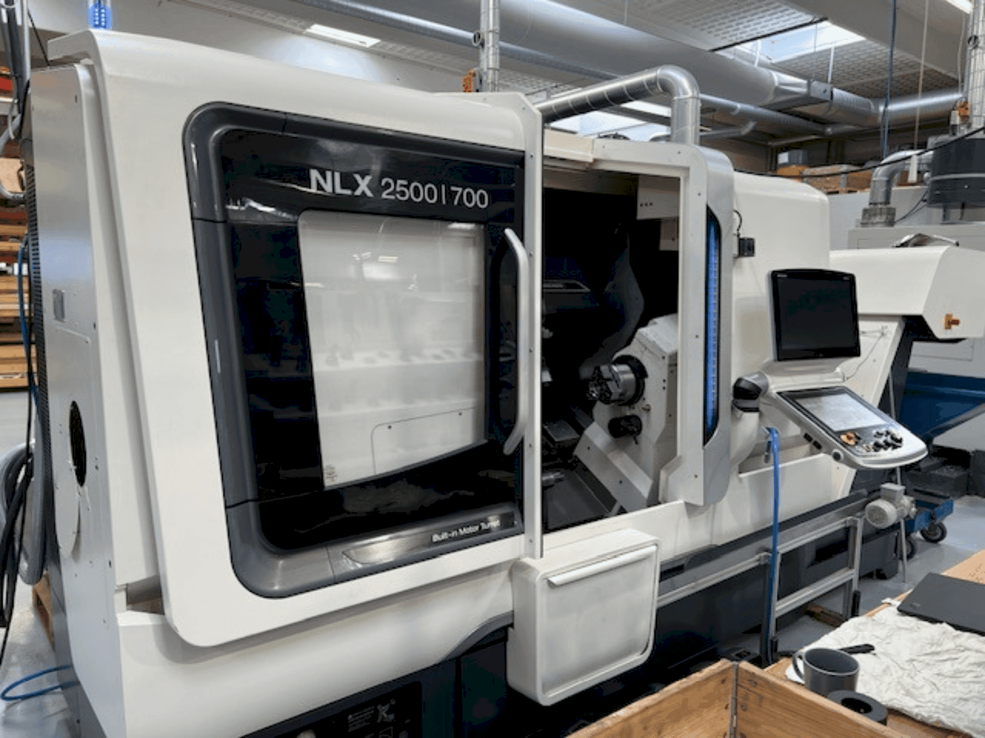 Koneen  DMG MORI NLX2500SY/700 etunäkymä