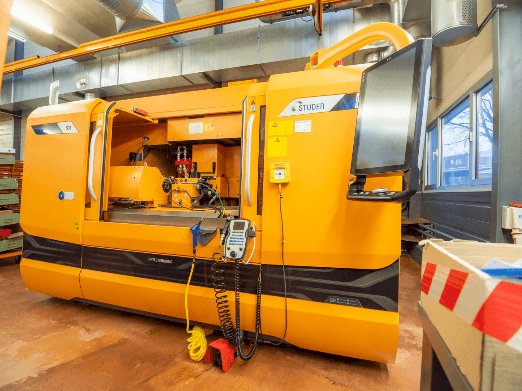 Koneen  STUDER  S33 etunäkymä