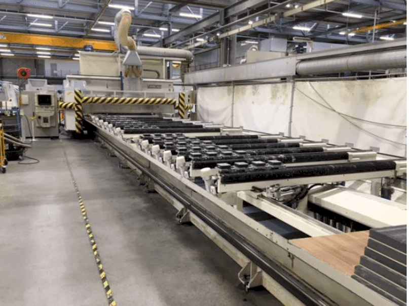 Koneen  Uniteam 5 achs vasemman sivun näkymä