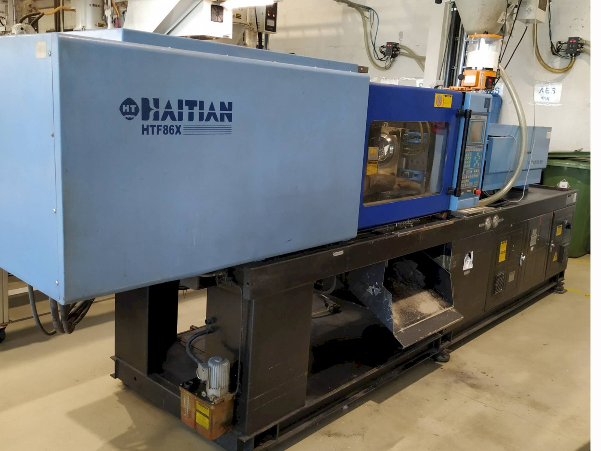 Koneen  HAITIAN HTF86X vasemman sivun näkymä