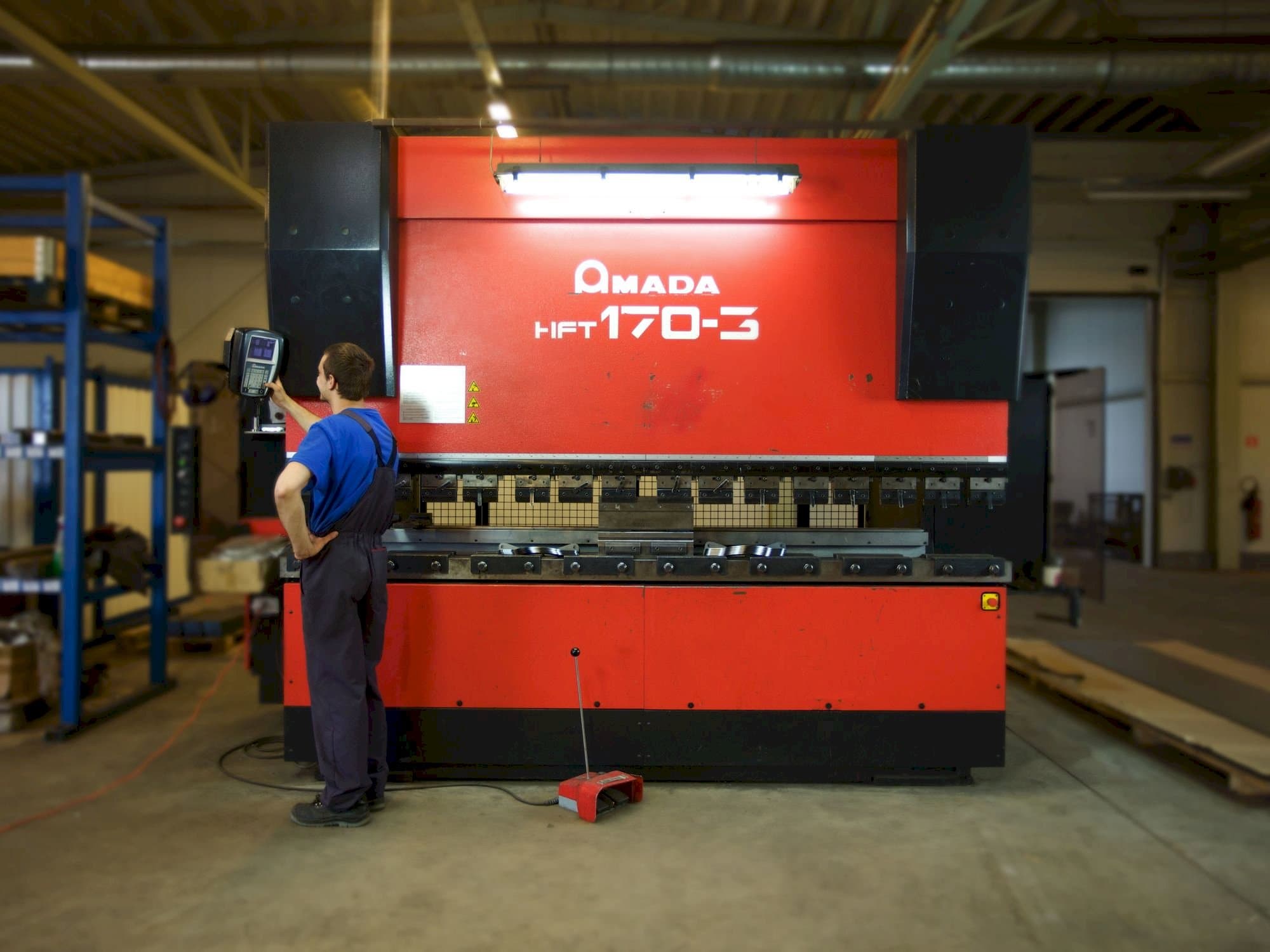 Koneen  AMADA HFT 170-3 etunäkymä