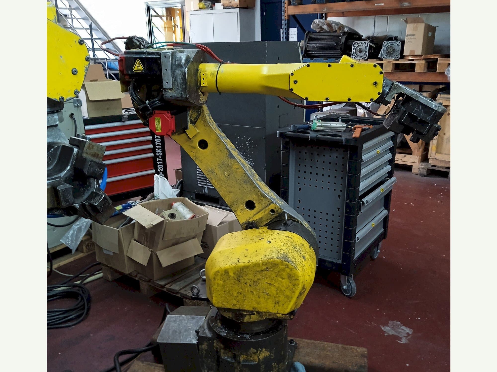 Koneen  FANUC M-16IB etunäkymä