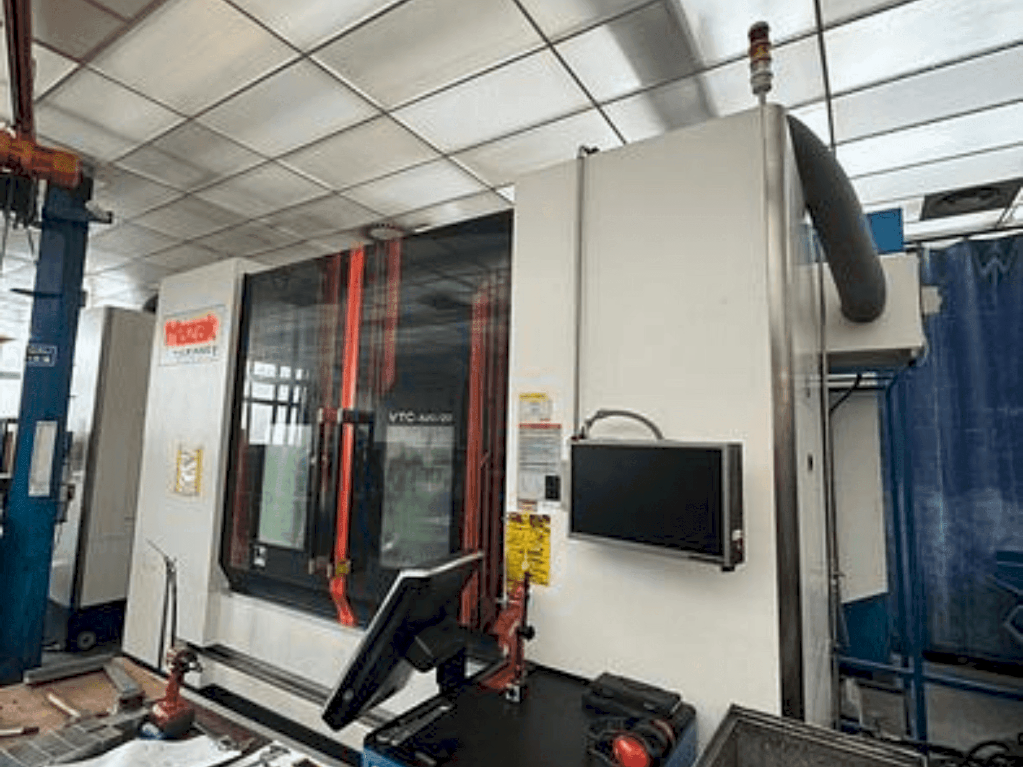 Koneen  Mazak VTC 820/20 etunäkymä