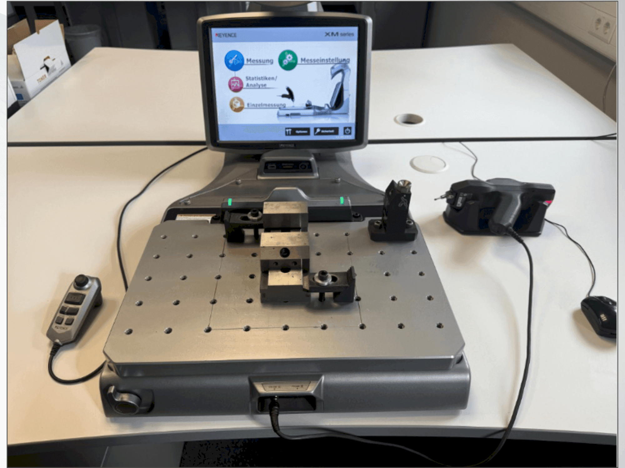 Koneen  KEYENCE XM-1200 etunäkymä