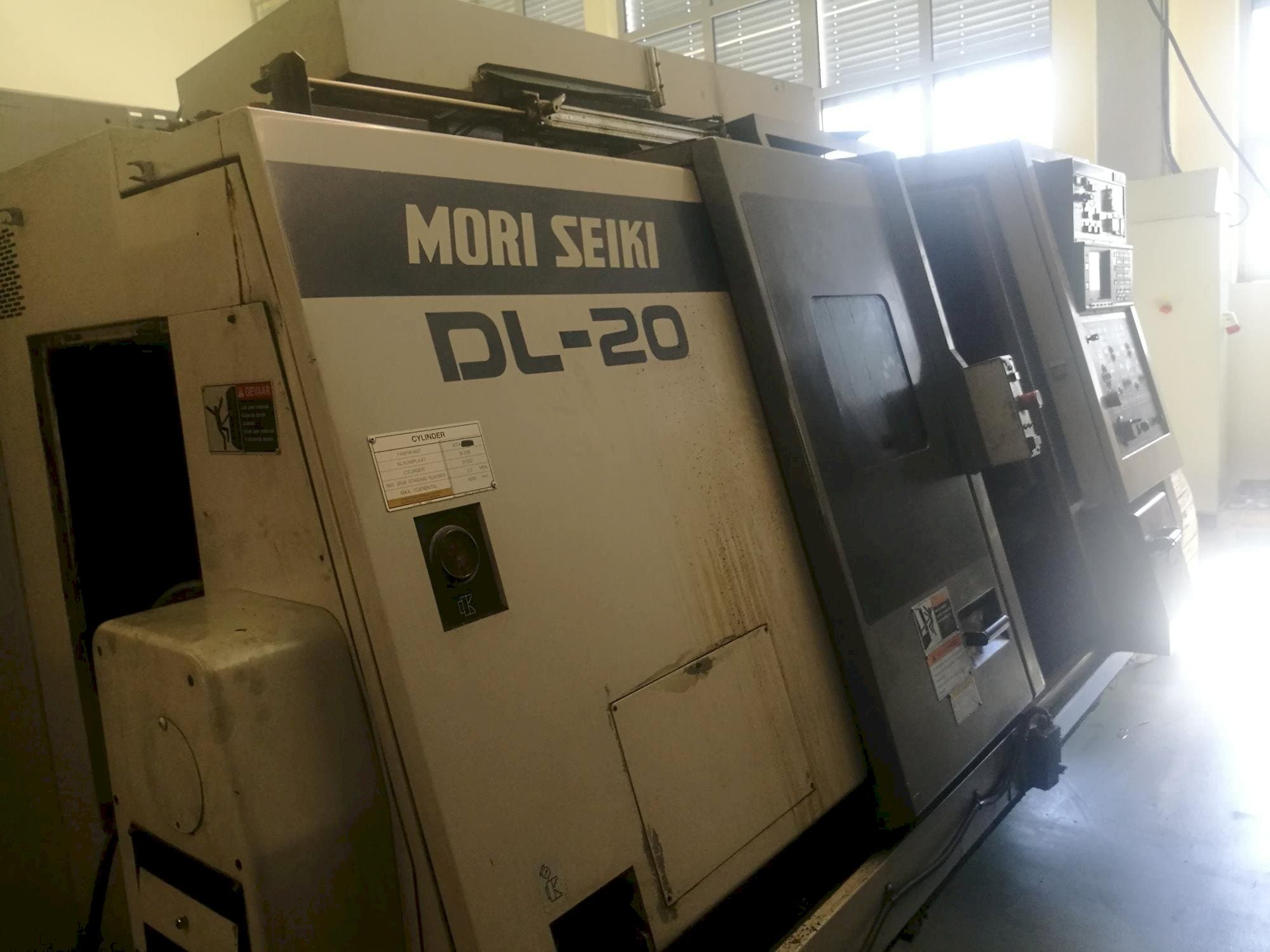 Koneen  MORI SEIKI DL 20 MC vasemman sivun näkymä