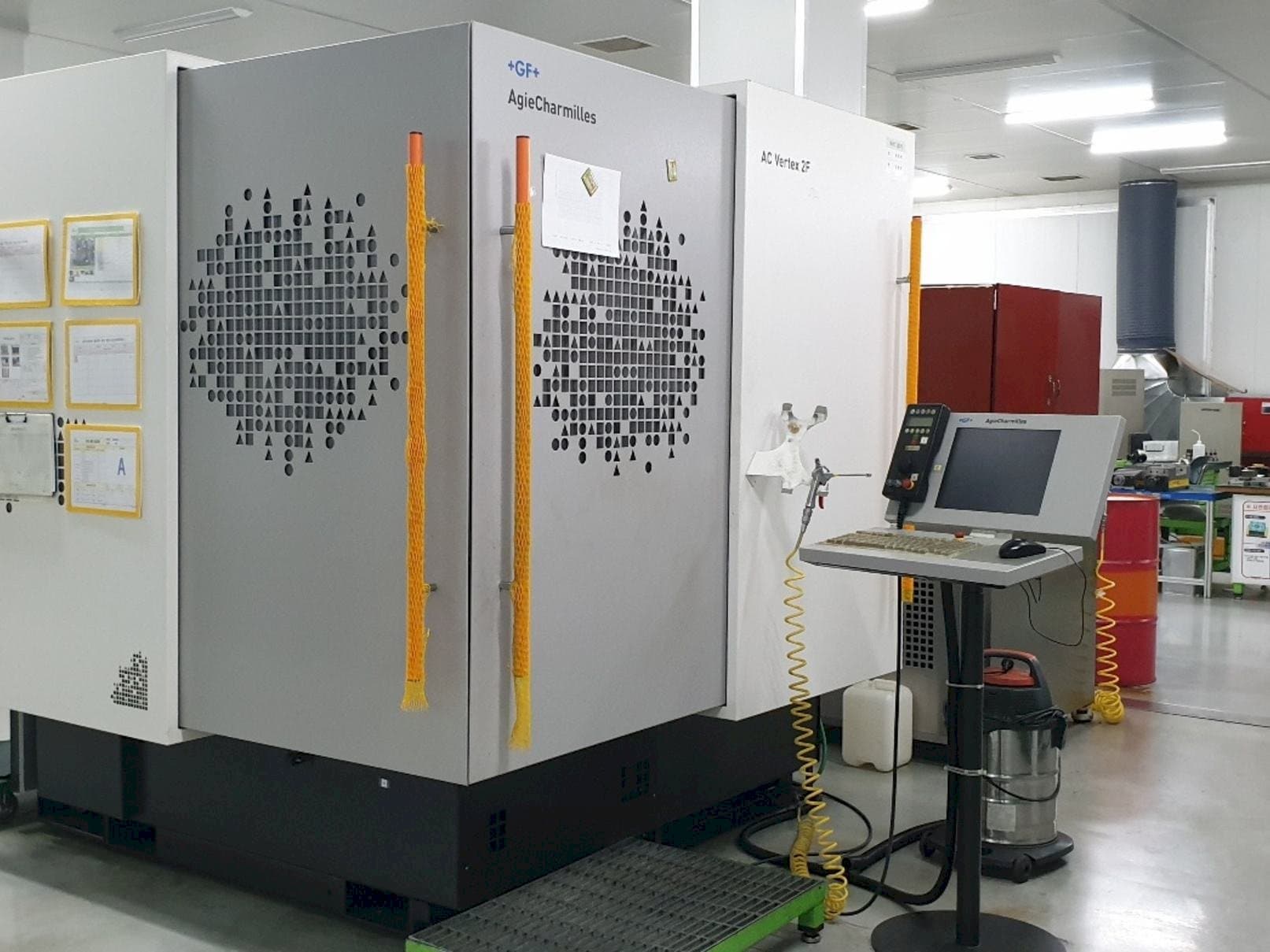 Koneen  AgieCharmilles AC VERTEX 2F etunäkymä